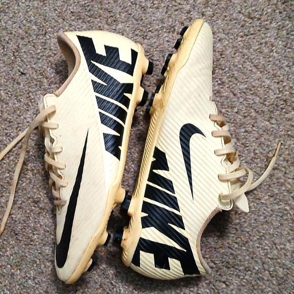 Nike Soccer Shoes - Picture 4 of 4